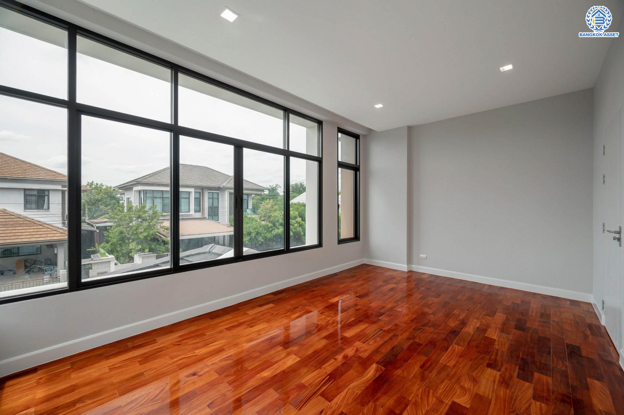 คฤหาสน์สุดหรู ดีไซน์สุด Luxury ติดถนนบรมราชชนนี โครงการ เดอะแกรนด์ ปิ่นเกล้า หลังมุม บนเนื้อที่ถึง 111.6 ตร.ว. ฟังก์ชัน 4 ห้องนอน 5 ห้องน้ำ 1 ห้องแม่บ้าน จอดรถได้ 2 คัน พร้อมบรรยากาศ Private บนทำเลเชื่อมต่อหลายเส้นทาง อาทิถนนบรมราชชนนี, ถนนพุทธมณฑลสาย3 ใกล้เซ็นทรัล ปิ่นเกล้า, ม.มหิดล และทางคู่ขนานลอยฟ้าบรมราชชนนี...